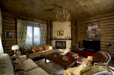 Фото интерьера гостиной гостевого деревянного дома в неоклассическом стиле