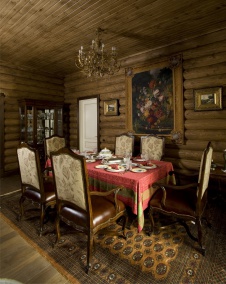 Фото интерьера столовой гостевого деревянного дома в неоклассическом стиле