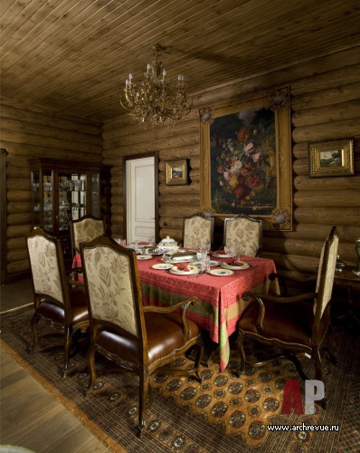 Фото интерьера столовой гостевого деревянного дома в стиле шале