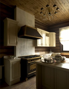 Фото интерьера кухни гостевого деревянного дома в неоклассическом стиле