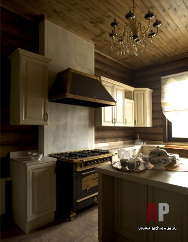 Фото интерьера кухни гостевого деревянного дома в стиле шале