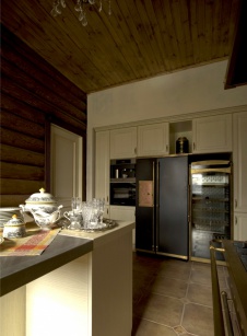 Фото интерьера кухни гостевого деревянного дома в неоклассическом стиле