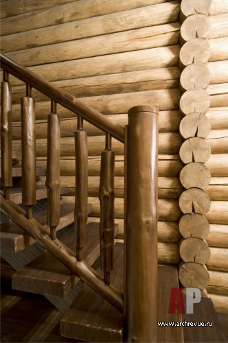 Фото лестницы гостевого деревянного дома в стиле шале