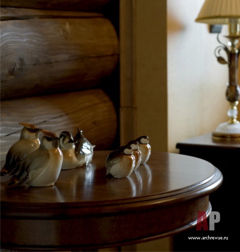 Фото детали интерьера гостевого деревянного дома в стиле шале