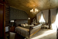 Фото интерьера спальни гостевого деревянного дома в неоклассическом стиле