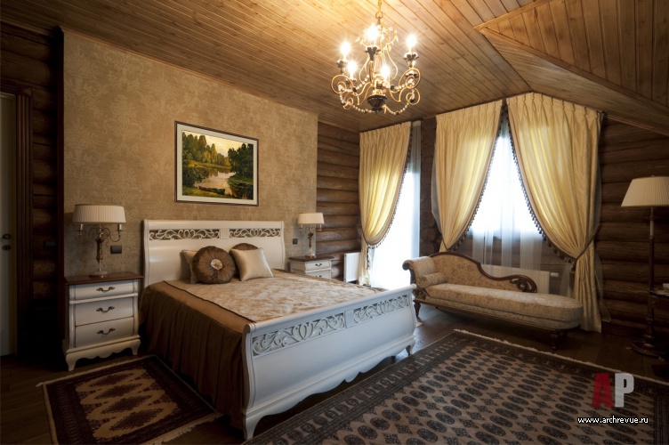 Фото интерьера спальни гостевого деревянного дома в стиле шале