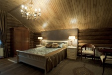 Фото интерьера гостевой гостевого деревянного дома в неоклассическом стиле