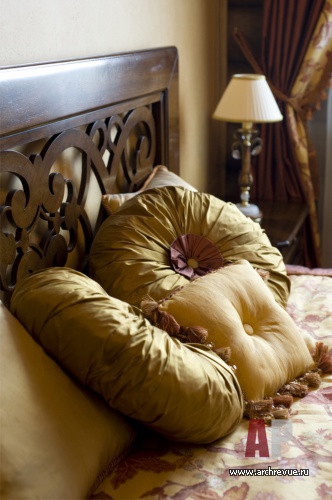 Фото детали интерьера спальни гостевого деревянного дома в стиле шале