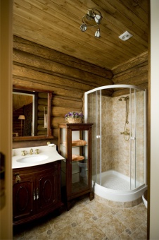 Фото интерьера санузла гостевого деревянного дома в неоклассическом стиле