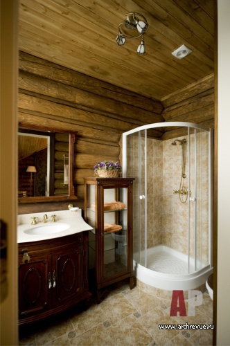 Фото интерьера санузла гостевого деревянного дома в стиле шале