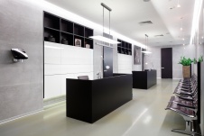 Фото интерьера входной зоны офиса в современном стиле