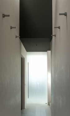 Фото интерьера коридора дома в стиле минимализм