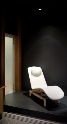 Фрамент интерьера зоны отдыха при бассейне в минимализме