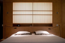 Интерьер спальни в минимализме. Мебель сделана на заказ по эскизам архитекторов