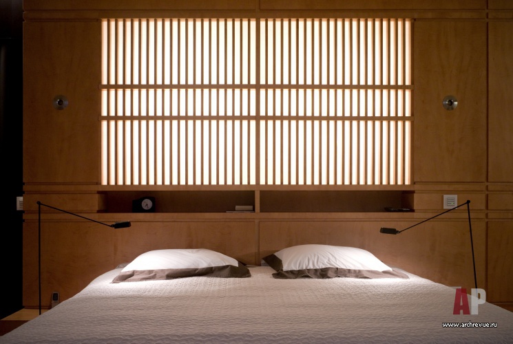 Интерьер спальни в минимализме. Мебель сделана на заказ по эскизам архитекторов