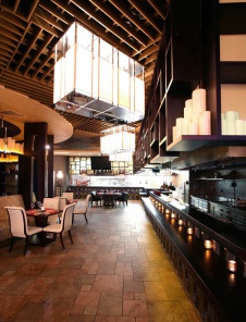 Фото интерьера открытой кухни ресторана в восточном стиле