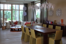 Фото интерьера столовой дома в современном стиле