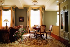 Фото интерьера столовой квартиры в стиле неоклассика