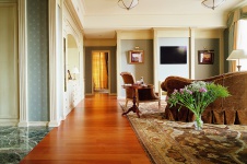 Фото интерьера гостиной квартиры в стиле неоклассика