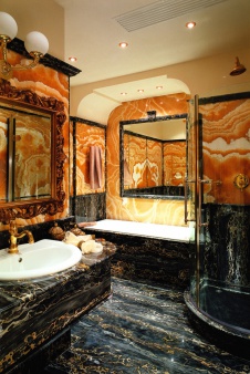 Фото интерьера санузла квартиры в стиле неоклассика