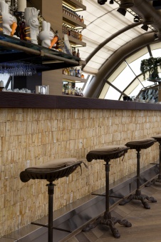 Фото интерьера бара ресторана в стиле китч