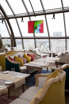 Фото интерьера зала ресторана в стиле китч