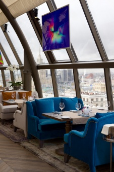 Фото интерьера зала ресторана в стиле китч