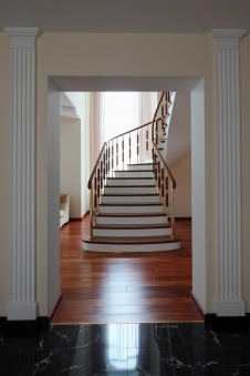 Фото интерьера лестничного холла дома в современном стиле