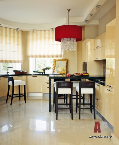 Фото интерьера кухни дома в неоклассическом стиле