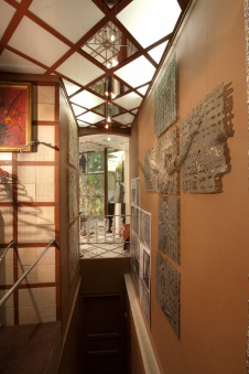 Фото интерьера входной зоны офиса в современном стиле