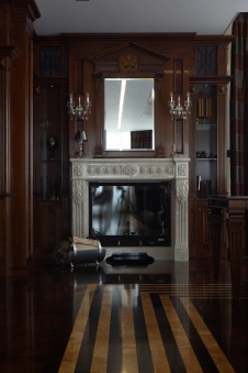 Фото интерьера каминной квартиры в стиле неоклассика