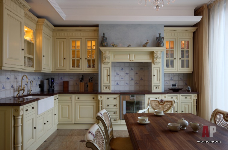 Фото интерьера кухни квартиры в стиле неоклассика