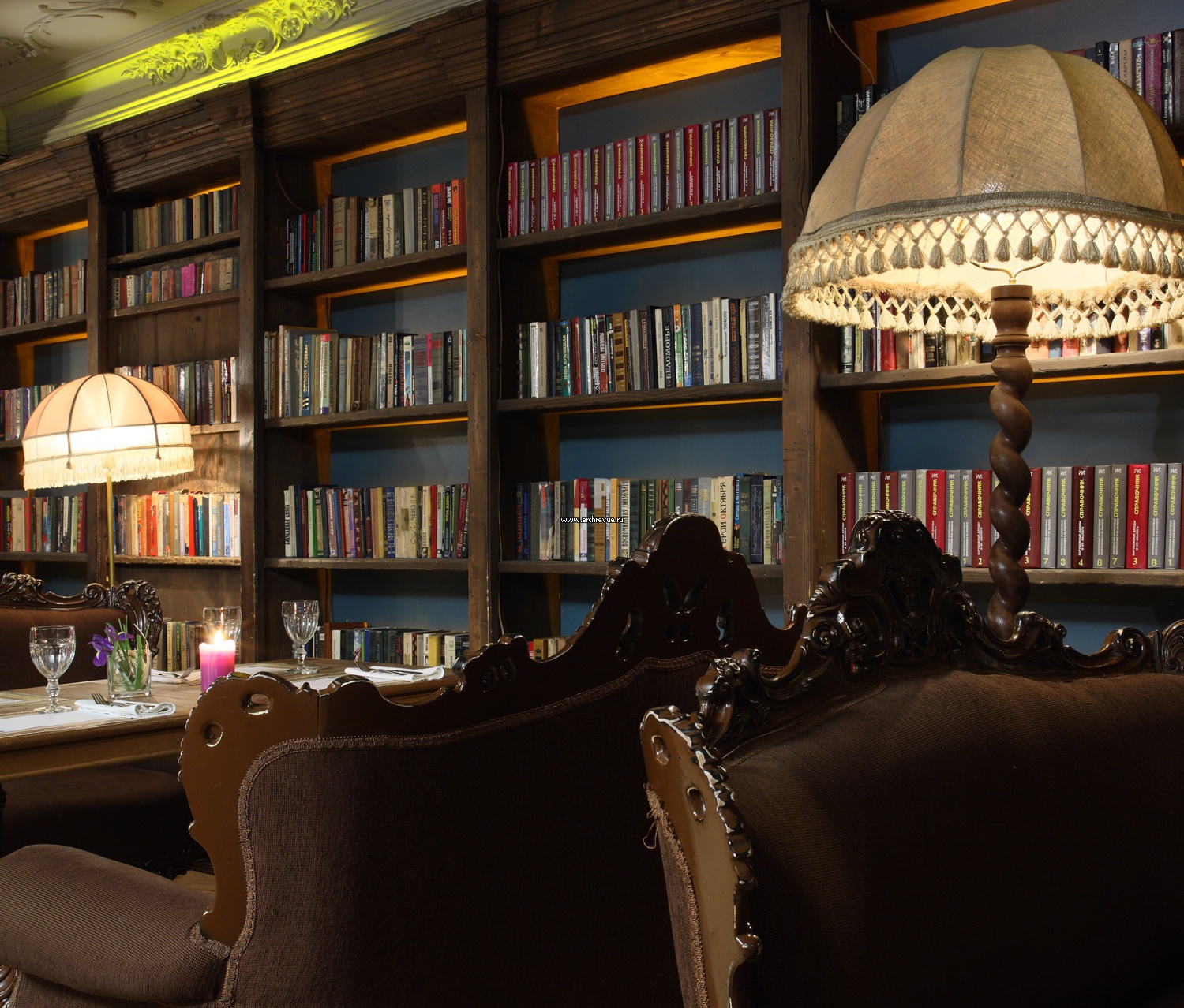 Сайт библиотеки кафе. Интерьер в стиле библиотеки. Кафе с книжными полками. Кафе в стиле библиотеки. Ресторан в стиле библиотеки.