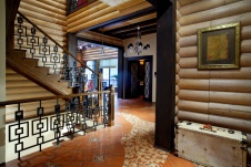 Фото интерьера входной зоны деревянного дома в современном стиле