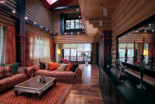 Фото интерьера зоны отдыха деревянного дома в современном стиле