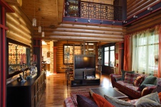 Фото интерьера домашнего кинотеатра деревянного дома в современном стиле