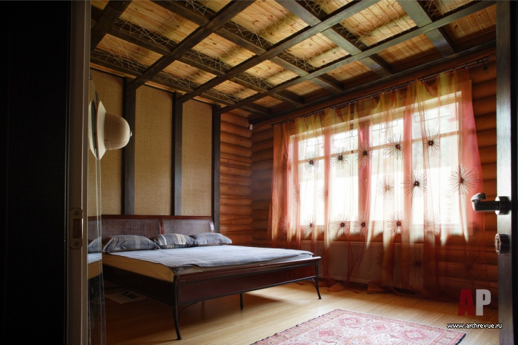 Фото интерьера гостевой деревянного дома в стиле кантри