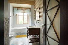 Фото интерьера санузла деревянного дома в современном стиле