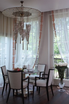 Фото интерьера столовой дома в стиле фьюжн