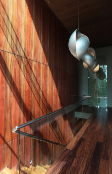 Фото интерьера лестничного холла дома в эко стиле