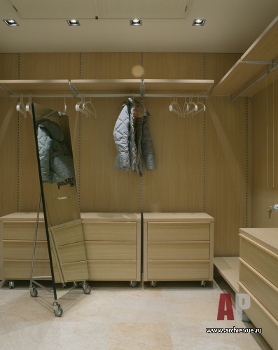 Фото интерьера гардеробной квартиры в современном стиле