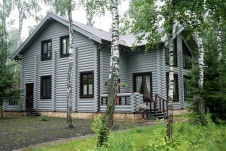 Фото фасада деревянного дома в стиле кантри