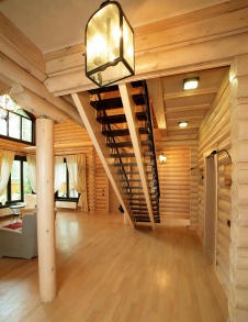 Фото интерьера входной зоны деревянного дома в стиле кантри