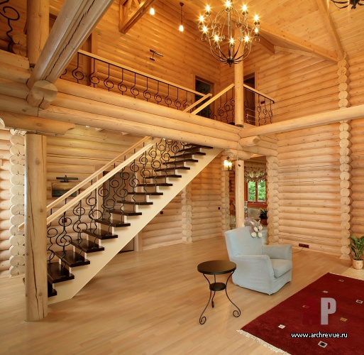 Фото интерьера лестничного холла деревянного дома в скандинавском стиле