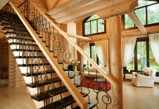 Фото интерьера лестницы деревянного дома в стиле кантри