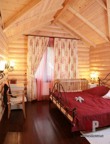 Фото интерьера спальни деревянного дома в скандинавском стиле