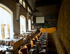 Фото интерьера зала ресторана в стиле фьюжн