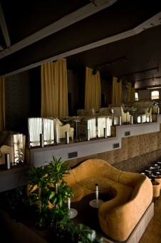 Фото интерьера лаунжа ресторана в стиле фьюжн