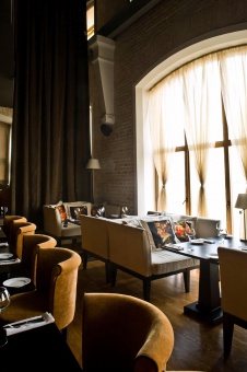 Фото интерьера зала ресторана в стиле фьюжн