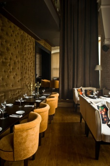 Фото интерьера зала ресторана в стиле фьюжн